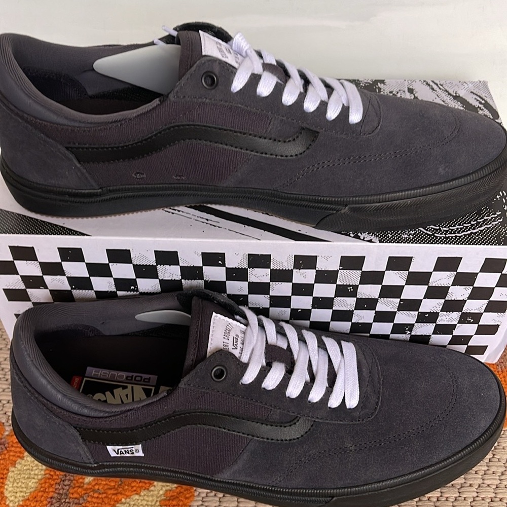 Vans WMNS Gilbert Crockett Dark Navy
VN0ASIFDNV
Sneakers - Picture 15 of 16